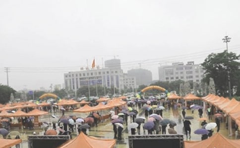 找工作 当心招聘会“陷阱”